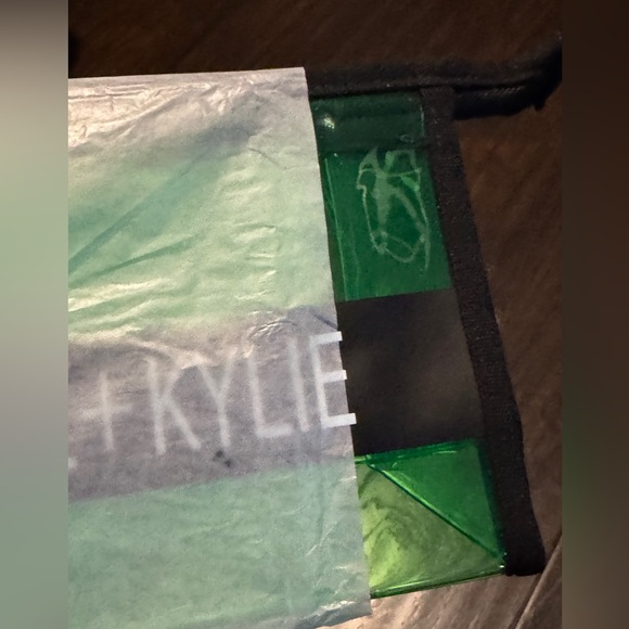 💄New! Kendall & Kylie Translucent Makeup Bag - Picture 10 of 13